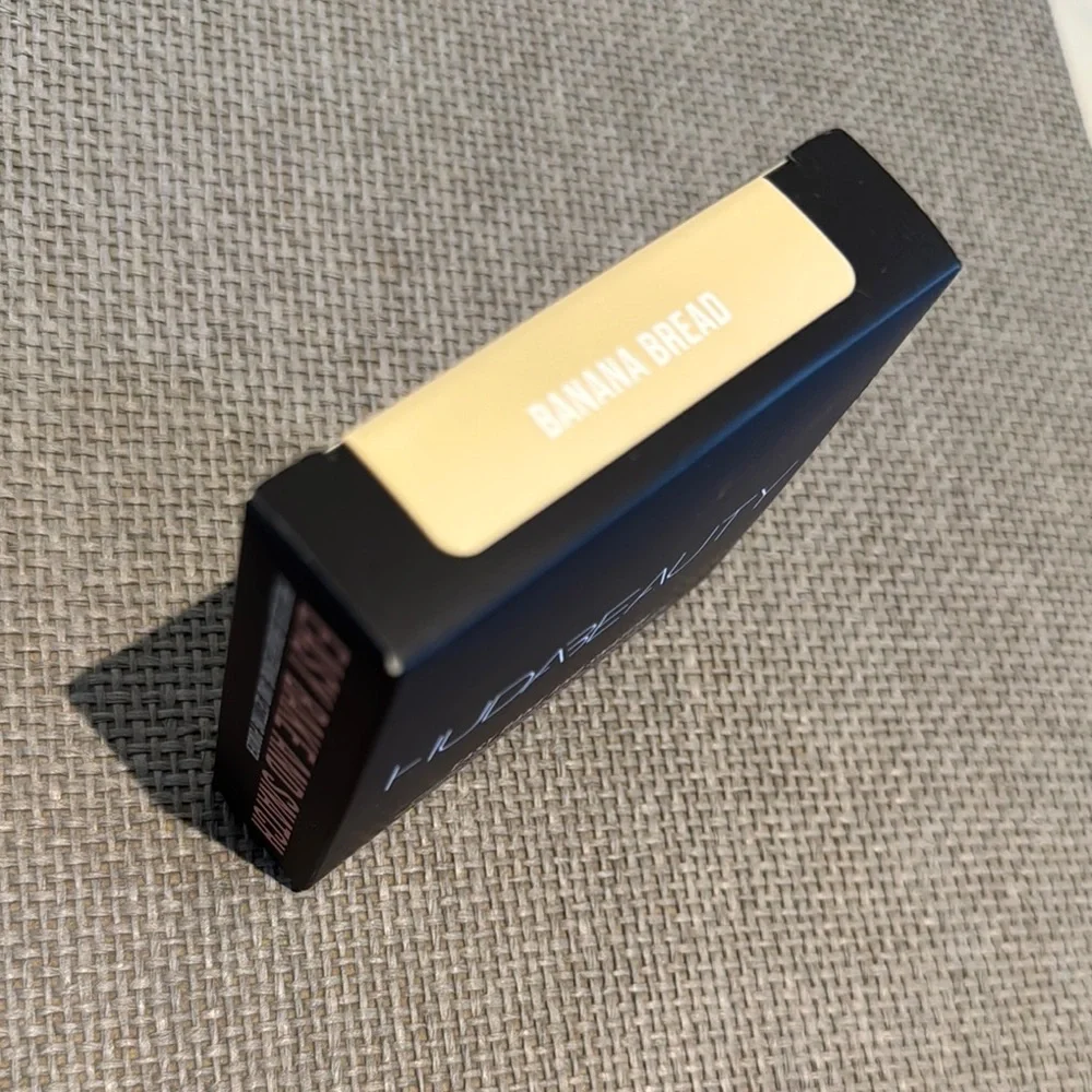 HUDA BEAUTY easy bake and snatch pressed brightening and setting Powder